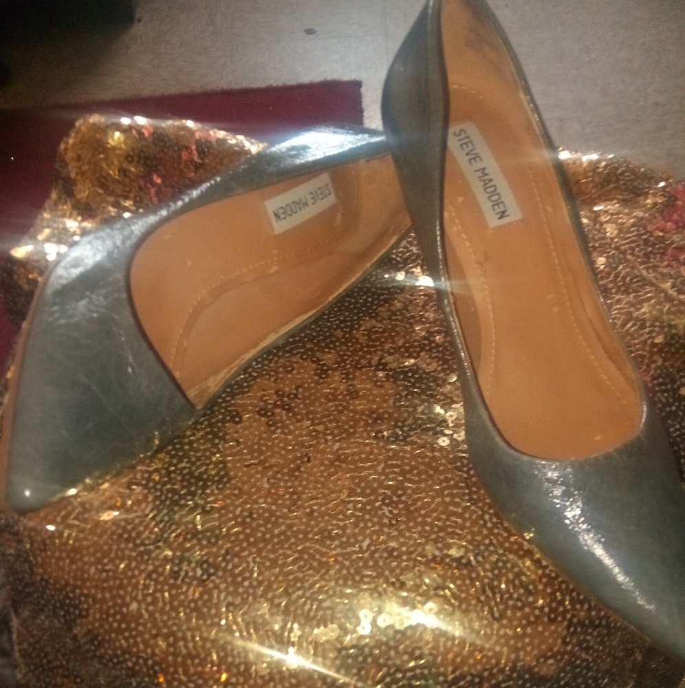 Grey pumps